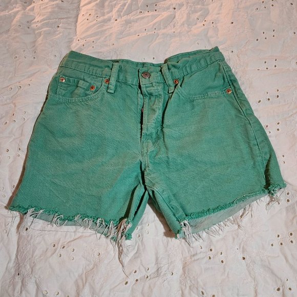 SOLD-Levi's 501 shorts- size 28 - Picture 4 of 5